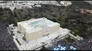 空中拍摄显示周三抗议希腊🇬🇷强制执行的大规模集会COVID19疫苗接种令  #shorts