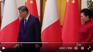 央视重大泄密：仆从为习近平擦皮鞋曝光！彭丽媛抱怨裙子。场面失控，中法保镖打起来了！当马克龙跑向川大学生。中日即将开战？