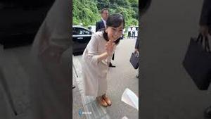 说习主席有贵族气质的，请看看这位美丽优雅的女士！