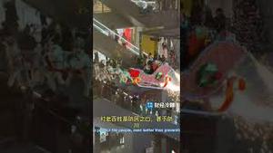 鳌拜造型圣诞老人风行全国，政治寓言明显！