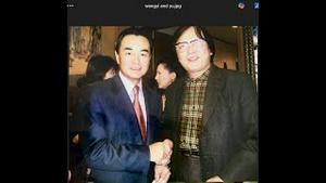 专访旅日著名中国画家于骏治(2)，曾与王毅同在黑龙江当知青。对王毅的前后变化大感吃惊：从一个有人情味的人变成凶恶战狼。他当场喊话王毅：应该躺平装死，不再为习当鹰犬