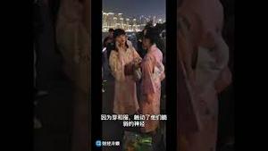 两个美少女被群众抓间谍报警！中共和中国人真的能分开吗？