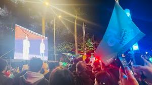 台湾选前之夜：民众党造势现场年轻人的海洋。｜薇羽看世间 20240112