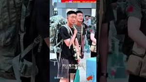 前几天意气风发的阅兵士兵，又开始当牛作马，被弃如敝履！Soldiers at the military parade abandoned by the CCP